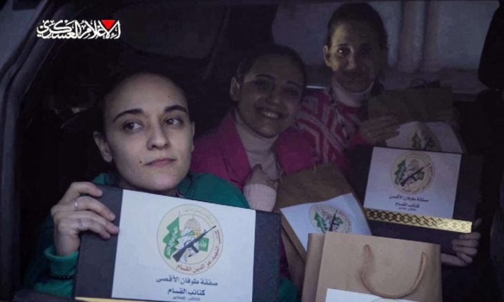 “القسام” تبث فيديو تسليم 3 أسيرات إسرائيليات بغزة